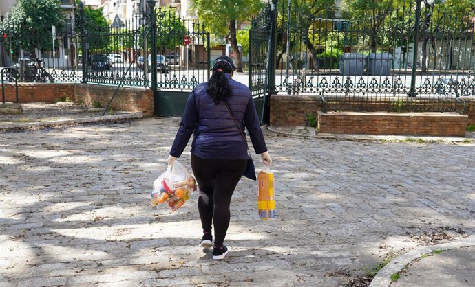 Archivo - Una madre con comida