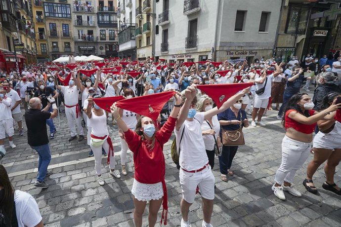 Archivo - Varias personas congregadas en la plaza del Ayuntamiento de Pamplona el 6 de julio de 2020 en el momento en que habrían comenzado las fiestas de San Fermín, suspendidas por la pandemia