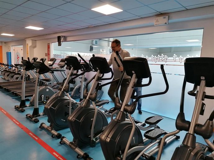 Archivo - El concejal de Deportes, Rubébn Antoñanzas, prueba una de las nuevas máquinas de musculación que se están instalando en centros de Logroño Deporte.