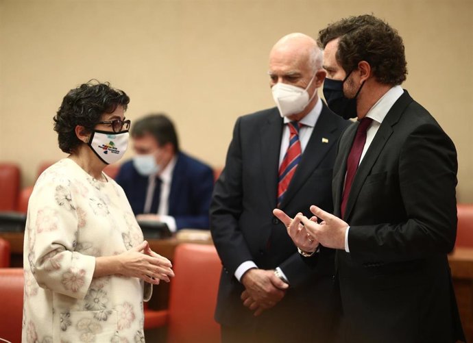 La ministra de Asuntos Exteriores, Arancha González Laya, conversa con el portavoz de Vox en el Congreso, Iván Espinosa de los Monteros