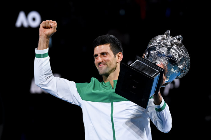 Novak Djokovic con su trofeo del Abierto de Australia