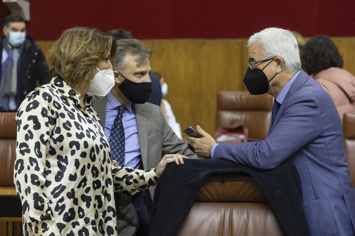 Archivo - (I-D) La presidenta del grupo parlamentario PSOE-A, Susana Díaz; el portavoz del grupo parlamentario PSOE-A, José Fiscal, y el portavoz adjunto, Manuel Jiménez Barrios, en una foto de archivo en el Parlamento andaluz.