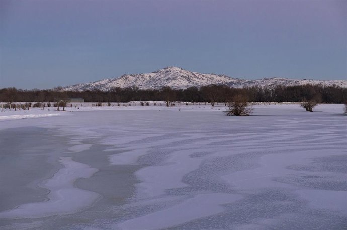 Archivo - Cerro de San Pedro en la Sierra de Guadarrama desde el embalse de Santillana, en Madrid (España), a 16 de enero de 2021.