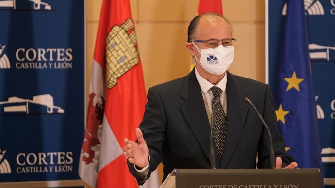 Fuentes atiende a los medios en rueda de prensa