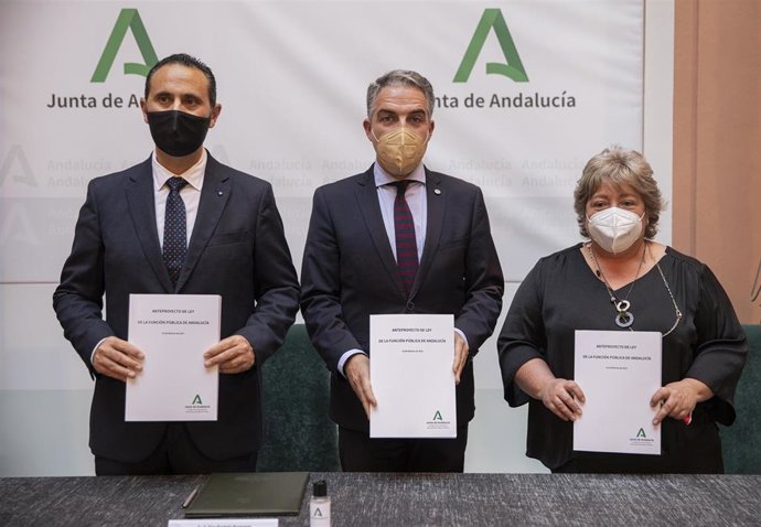 El presidente de CSIF-A, Germán Girela, el consejero de la Presidencia, Elías Bendodo, y la responsable de Función Pública de UGT, Esperanza Morales, el lunes 15 en la firma del acuerdo sobre el anteproyecto de Ley de Función Pública de Andalucía. 