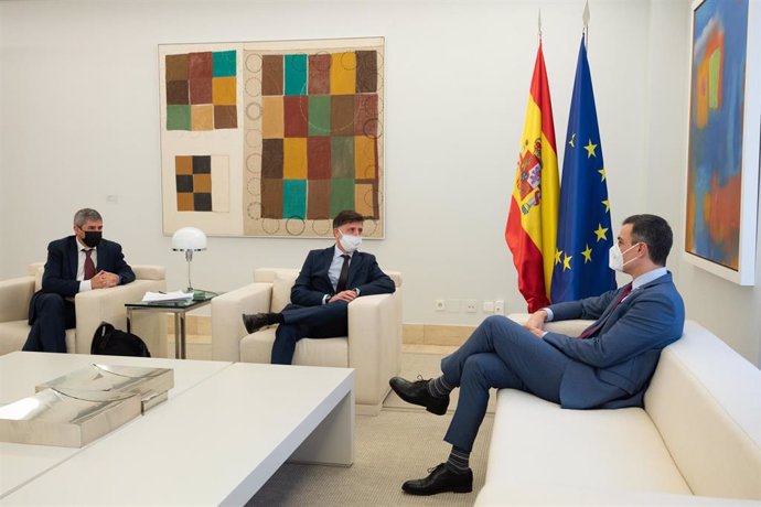 El presidente del Gobierno, Pedro Sánchez durante una reunión con el presidente de Intermón Oxfam, Franc Cortada (centro), y con el responsable de Desigualdad y Respuesta a la crisis de la COVID de Oxfam Intermón, Jaime Atienza.