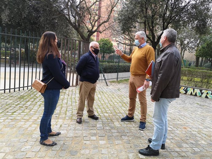 El concejal y portavoz adjunto de Ciudadanos en el Ayuntamiento de Sevilla, Miguel Ángel Aumesquet, en el exterior del Parque de San Diego.