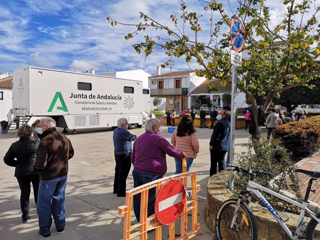 Archivo - La unidad móvil de Covid19 de la Consejería de Salud en Cuevas del Becerro (Málaga) en un imagen de archivo.