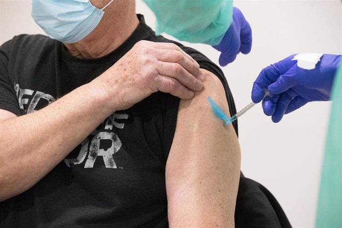 Inicio de la campaña de vacunación frente a la Covid-19 para el colectivo de mayores de 80 años en el centro de salud de Milladoiro en el marco de una prueba piloto.
