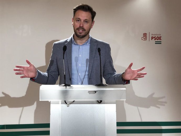 El diputado autonómico del PSOE, Juan José Martín Arcos, este domingo en rueda de prensa.