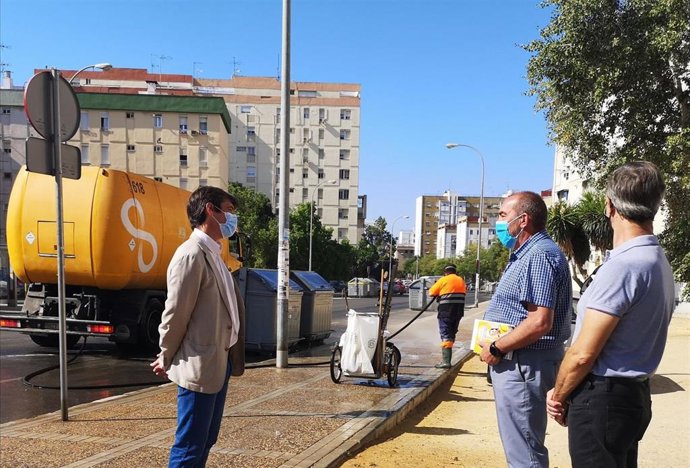 El concejal de Transición Ecológica, David Guevara, conversa con empleados de Lipasam.