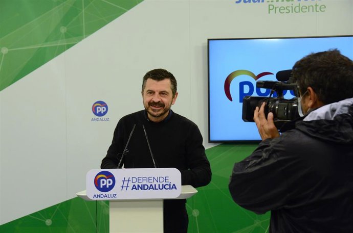 El vicesecretario general del PP Andaluz, Toni Martín, este domingo en rueda de prensa.