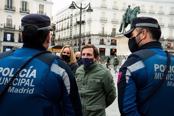 El alcalde de Madrid, José Luis Martínez-Almeida, junto a efectivos de la Policía Municipal