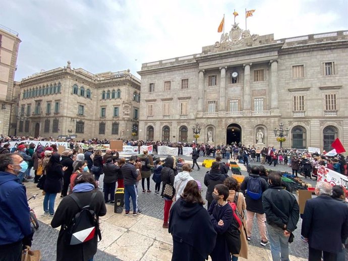 Manifestantes se unen en la plaza Sant Jaume de Barcelona para "alzar la voz" ante las administraciones