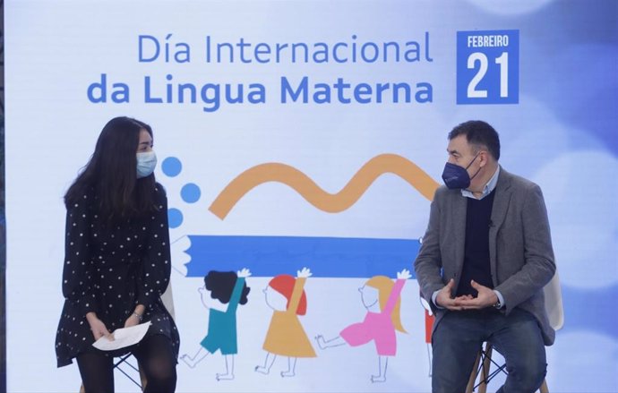 El conselleiro de Educación, Román Rodríguez, y la periodista Esther Estévez en los actos del Día Internacional de la Lengua Materna
