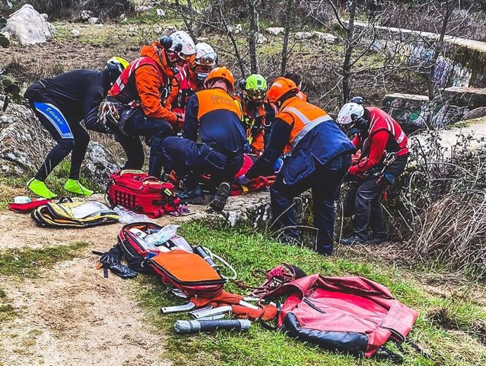 El GERA rescata  a una ciclista tras caer dos metros a una zona empedrada en embalse en El Escorial