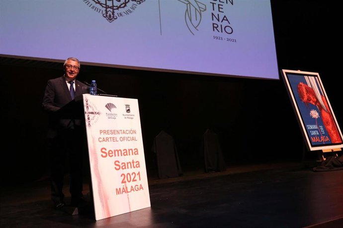 El presidente de la DIputación, Francisco Salado, con el cartel de la Semana Santa de 2021, obra de Andrés Mérida