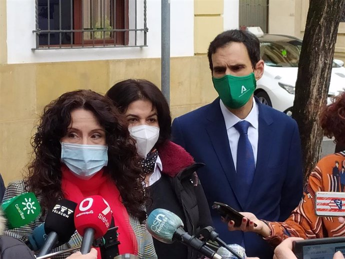 Rocío Ruiz (izda.) atiende a los periodistas en Córdoba junto a Eva Timoteo y Antonio López.