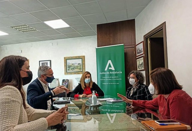 Imagen de la reunión de la delegada territorial de Igualdad, Encarnación Gutiérrez, con el alcalde de Bailén, Luis Mariano Camacho.