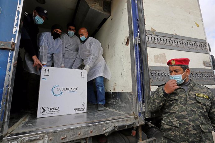 17 February 2021, Palestinian Territories, Rafah: Palestinian health workers unload the first arriving shipment of the Sputnik V COVID-19 vaccine on the Palestinian side of the Kerem Shalom border crossing south of Rafah. Photo: Ashraf Amra/APA Images v