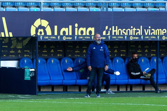 Archivo - Alvaro Cervera, coach of Cadiz, during LaLiga, football match played between Cadiz Club Futbol and Real Sociedad Club de Futbol at Ramon de Carranza Stadium on November 22, 2020 in Cadiz, Spain.
