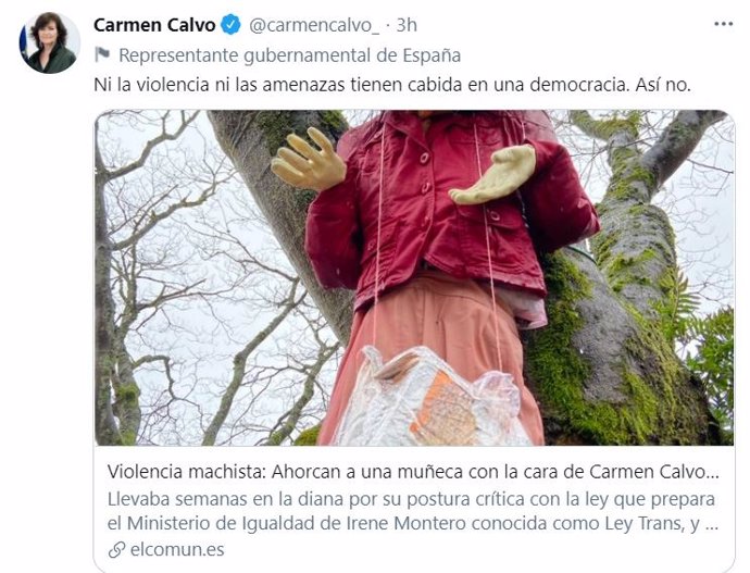 La vicepresidenta primera Carmen Calvo rechaza las amenazas ante la foto de una muñeca ahorcada con su cara