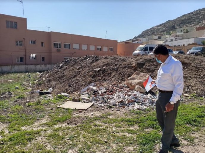 El portavoz de Ciudadanos (Cs) en el Ayuntamiento de Almería, Miguel Cazorla, en su visita a El Quemadero.