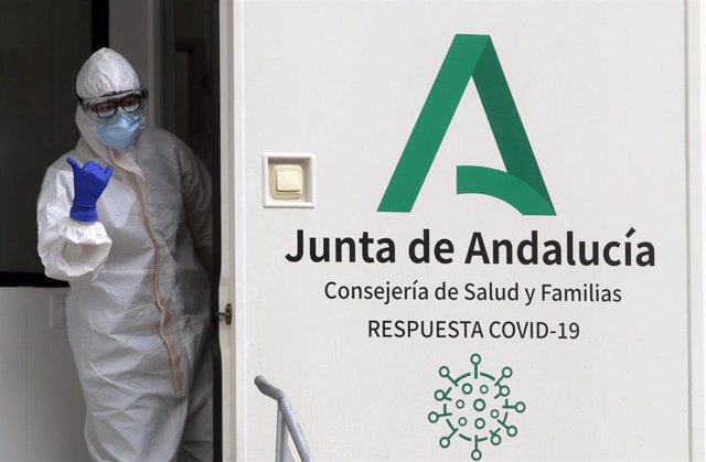 Sanitarios de la Junta de Andalucía, preparados para  hacer los test rápidos de antígenos PCR, en un cribado masivo en la barriada malagueña de La Luz. Málaga a 04 de febrero del 2021