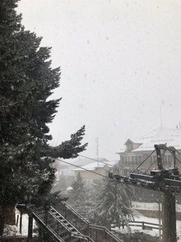 Nieva en Pradollano en la tarde de este domingo.