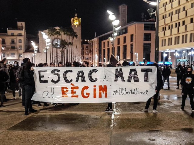 Unas 200 personas se concentran en Girona en apoyo a Pablo Hasel