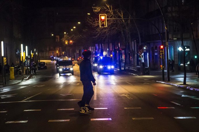 Varias personas durante una manifestación contra el encarcelamiento de Pablo Hasel en el sexto día de protestas en la Plaza 1 de Octubre de Girona, Cataluña (España), a 21 de febrero de 2021. 