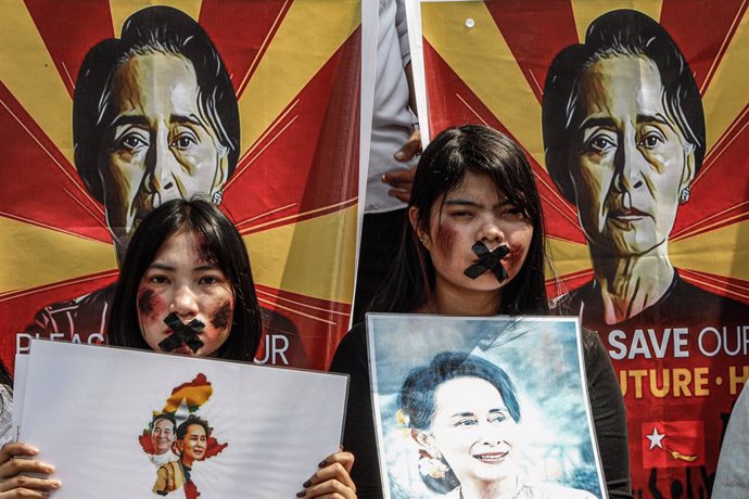 21 February 2021, Thailand, Bangkok: Myanmar citizens living in Thailand take part in a demonstration in front of the United Nations building against the military coup and demanded the release of Aung San Suu Kyi. Photo: Chaiwat Subprasom/SOPA Images vi