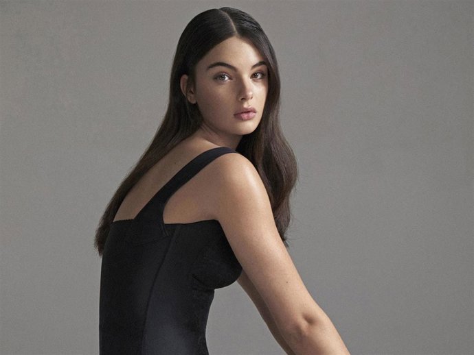 Deva Cassel protagoniza la portada de marzo de Harper's Bazaar