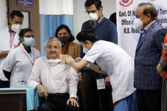 Archivo - 16 January 2021, India, New Delhi: A man receives his dose of the COVID-19 vaccine during a vaccination campaign at the All India Institute of Medical Science. Photo: Naveen Sharm/SOPA Images via ZUMA Wire/dpa