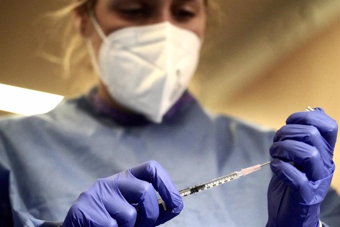 Una enfermera sostiene una jeringuilla con la vacuna contra la COVID-19