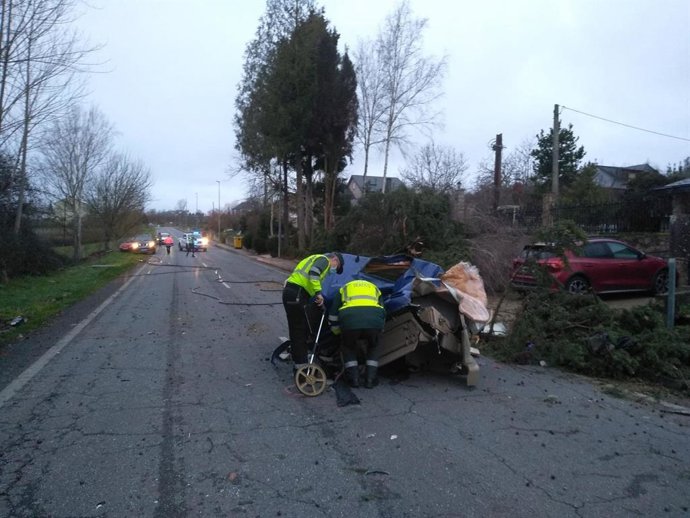 Accidente de un camión en Vilamartín de Valdeorras (Ourense).