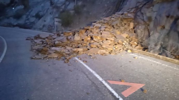 Desprendimiento en la zona de Valvanera, en la LR-113
