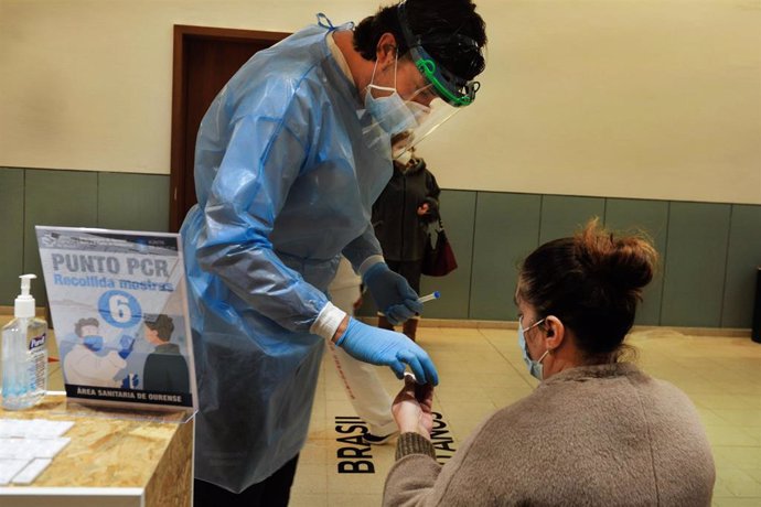 Una mujer participa en un dispositivo de cribado masivo para detectar positivos por coronavirus en Expourense, en Ourense.