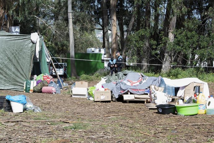 Tiendas de campaña y cajas de cartón en el campamentos de Las Raíces, en la Laguna