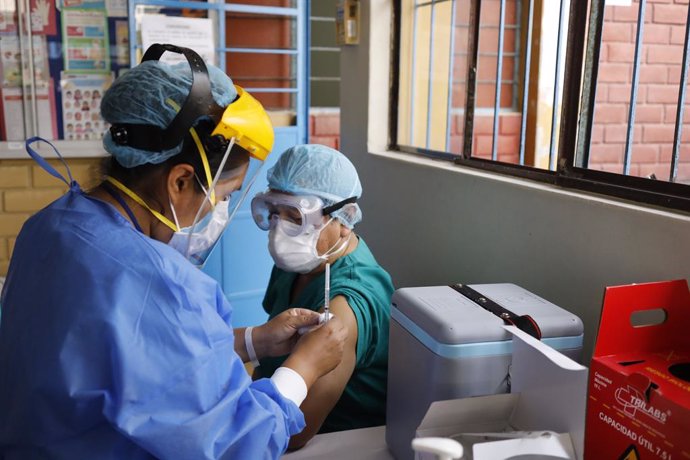 Una trabajadora sanitaria recibe la vacuna Sinopharm en Perú