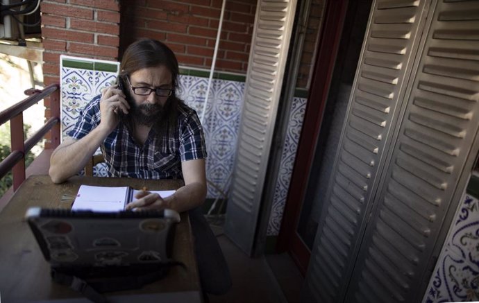 Archivo - Raul Sainz-Ezkerra teletrabajando desde su casa con un portátil, en Madrid (España), a 11 de septiembre de 2020. Gobierno y Sindicatos se reunieron ayer para negociar el teletrabajo en la Administración, mientras que para la nueva Ley de traba