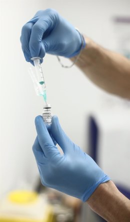 Un profesional sanitario sostiene una dosis de la vacuna contra la COVID-19 de Pfiezer en un Centro de Vacunación de la Comunidad de Madrid, en Madrid (España), a 19 de febrero de 2021. La Consejería de Sanidad de la Comunidad de Madrid ya ha comenzado 