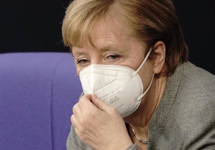 Archivo - Angela Merkel se ajusta la mascarilla en el Parlamento alemán