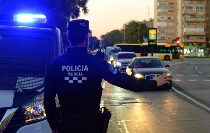 Un agente de la Policía Local de Murcia en un control