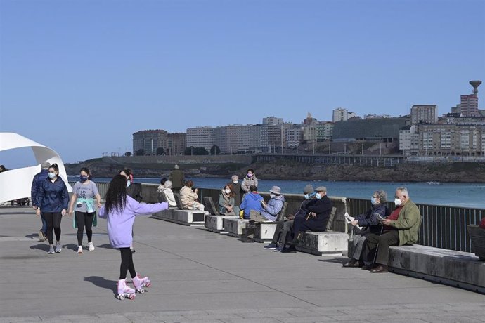 Varias personas disfrutan de un día de primavera anticipada con temperaturas de 20C de máxima y 11C de mínima en el Paseo Marítimo de la playa del Orzán en A Coruña, Galicia (España), a 16 de febrero de 2021. Tras el paso de sucesivas borrascas que ha