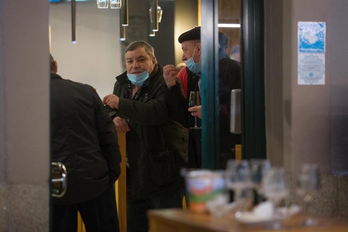 Archivo - Ciudadanos en el interior de un bar de Lugo a 12 de diciembre de 2020. La ciudad de Lugo, junto a Pontevedra, ha optado por relajar las restricciones en la hostelería impuestas por la pandemia de coronavirus aunque aún no se ha reabierto la mo