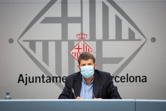 Archivo - El teniente alcalde de Barcelona, Albert Batlle, durante la presentación de medidas de mejora de la operatividad de los Bomberos de Barcelona, en el Ayuntamiento de la ciudad, Barcelona, Cataluña (España), a 13 de julio de 2020.