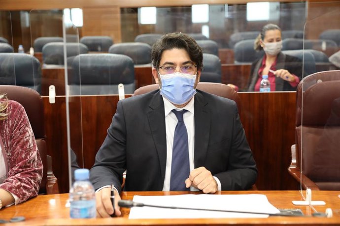 El consejero madrileño de Vivienda y Administración Local, David Pérez, durante una sesión plenaria en la Asamblea de Madrid.