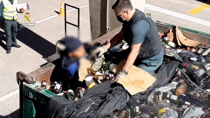 La Guardia Civil auxilia a 41 personas que querían acceder a España desde el puerto de Melilla entre vidrios rotos y cenizas