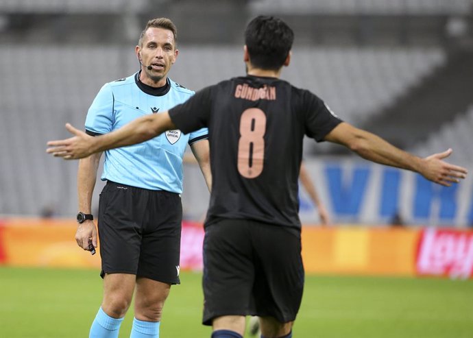 Archivo - Ilkay Gundogan of Manchester City argues with referee Tobias Stieler of Germany during the UEFA Champions League, Group Stage, Group C football match between Olympique de Marseille and Manchester City on October 27, 2020 at Orange Velodrome st